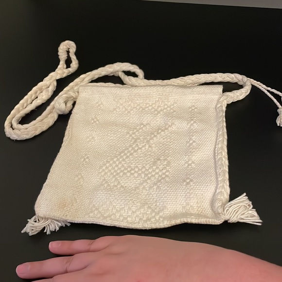 Small cream colored purse; breaded strap; handmade - Picture 4 of 7